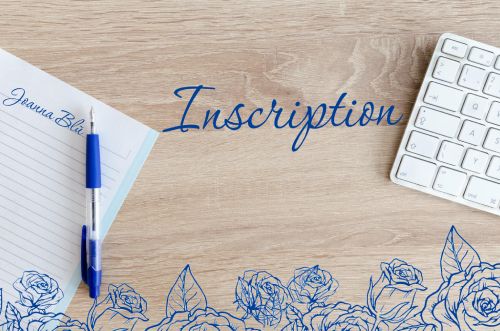 Dessus de bureau, clavier, cahier et stylo bleu, roses bleues. Inscrit: Inscription et Joanna Blu