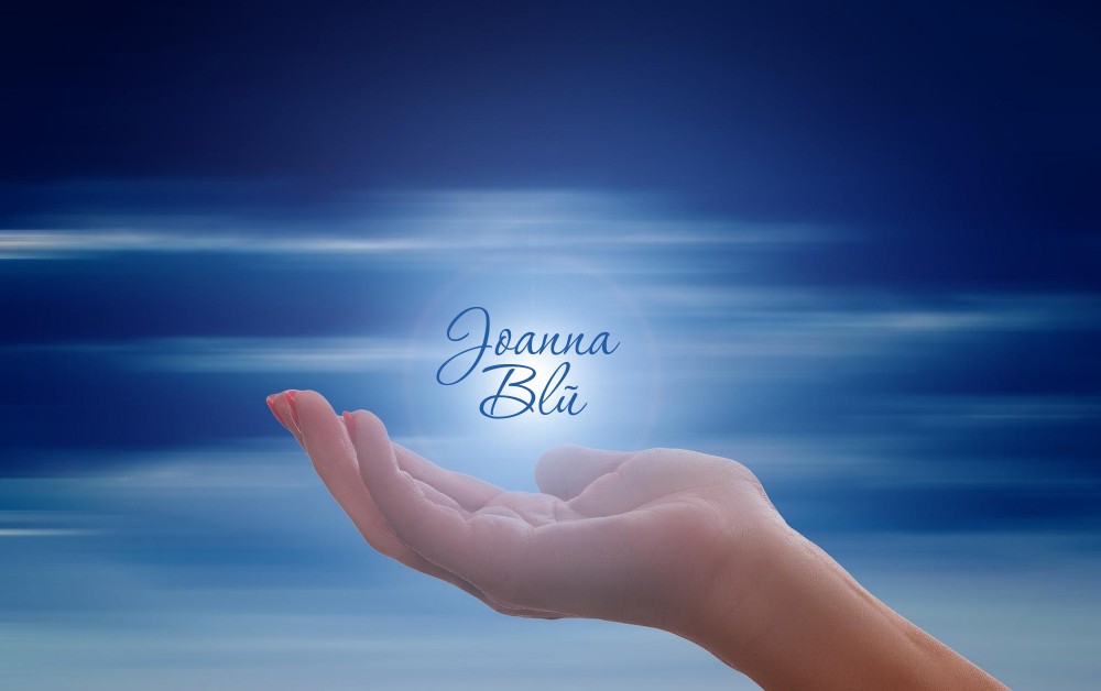 Main paume en haut, fond bleu avec inscription: Joanna Blu