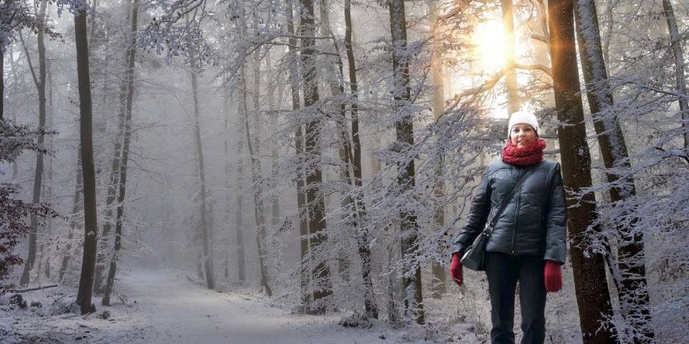Joanna Blu, naturopathe, thérapeute, guide dans sentier de neige ensoleillé, arbres, vitalité d'hiver