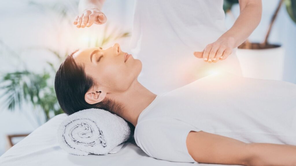 Joanna Blu, naturopathe donnant un soin énergétique à sa cliente couchée sur la table de soin