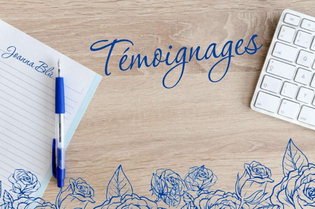 Clavier, cahier et stylo bleu, avec roses bleues au pochoir, inscription: Témoignages et Joanna Blu